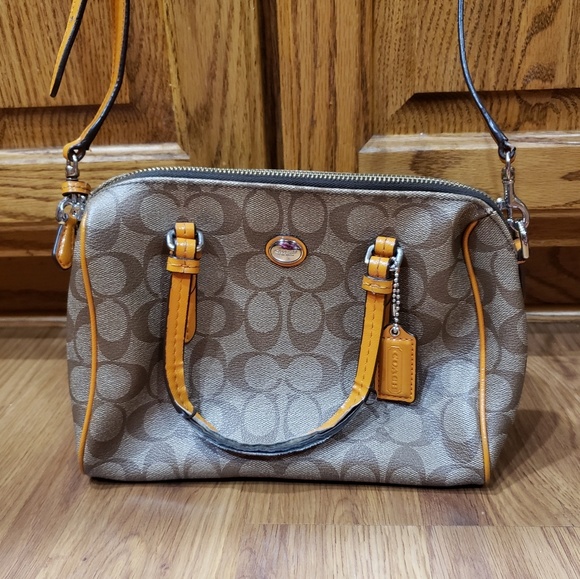 Coach Handbags - Gorgeous Coach Purse!!